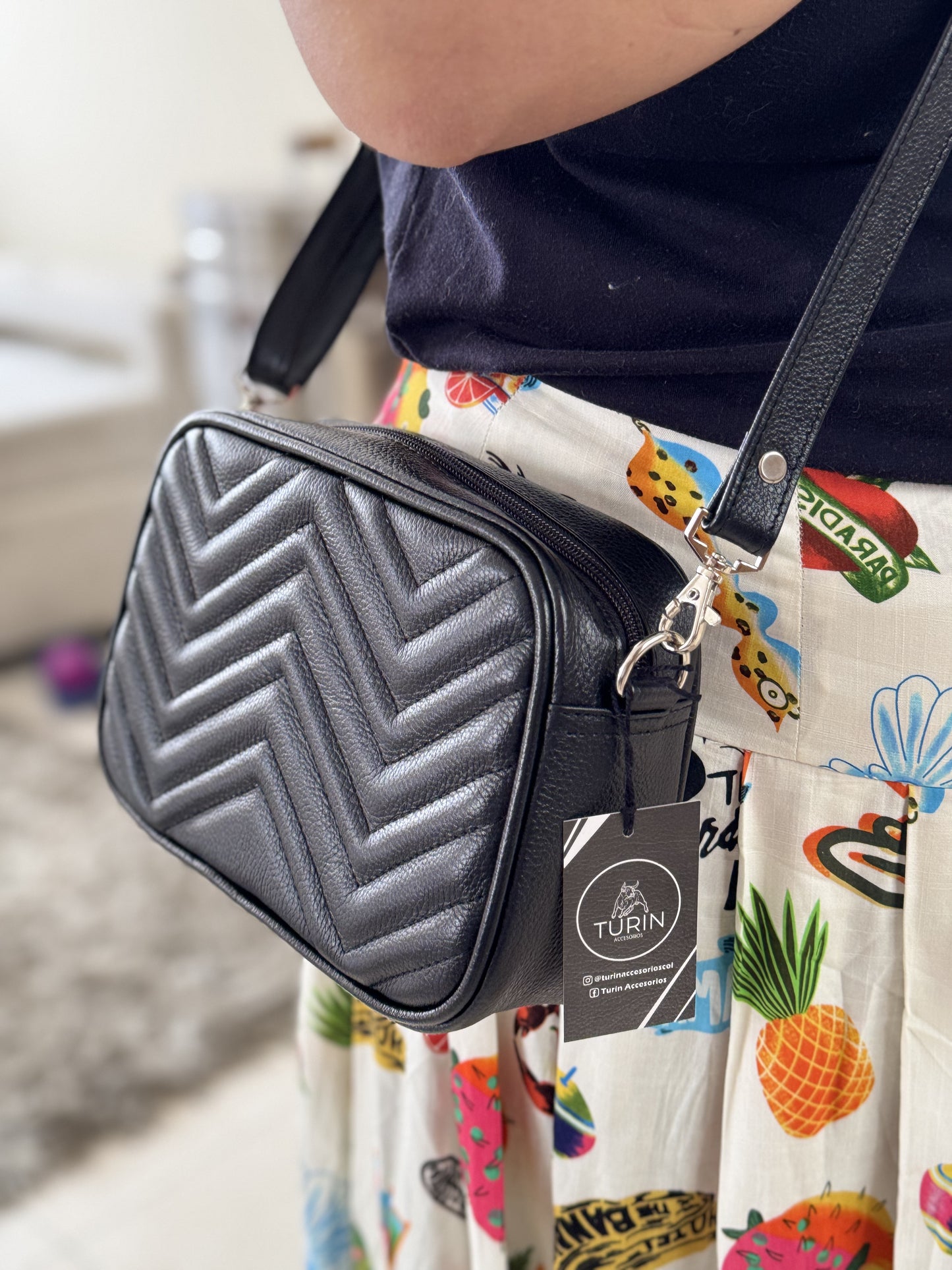 Bolso Mediano Moncalieri en Cuero Negro+ Billetera Cupcake + Envío Gratis
