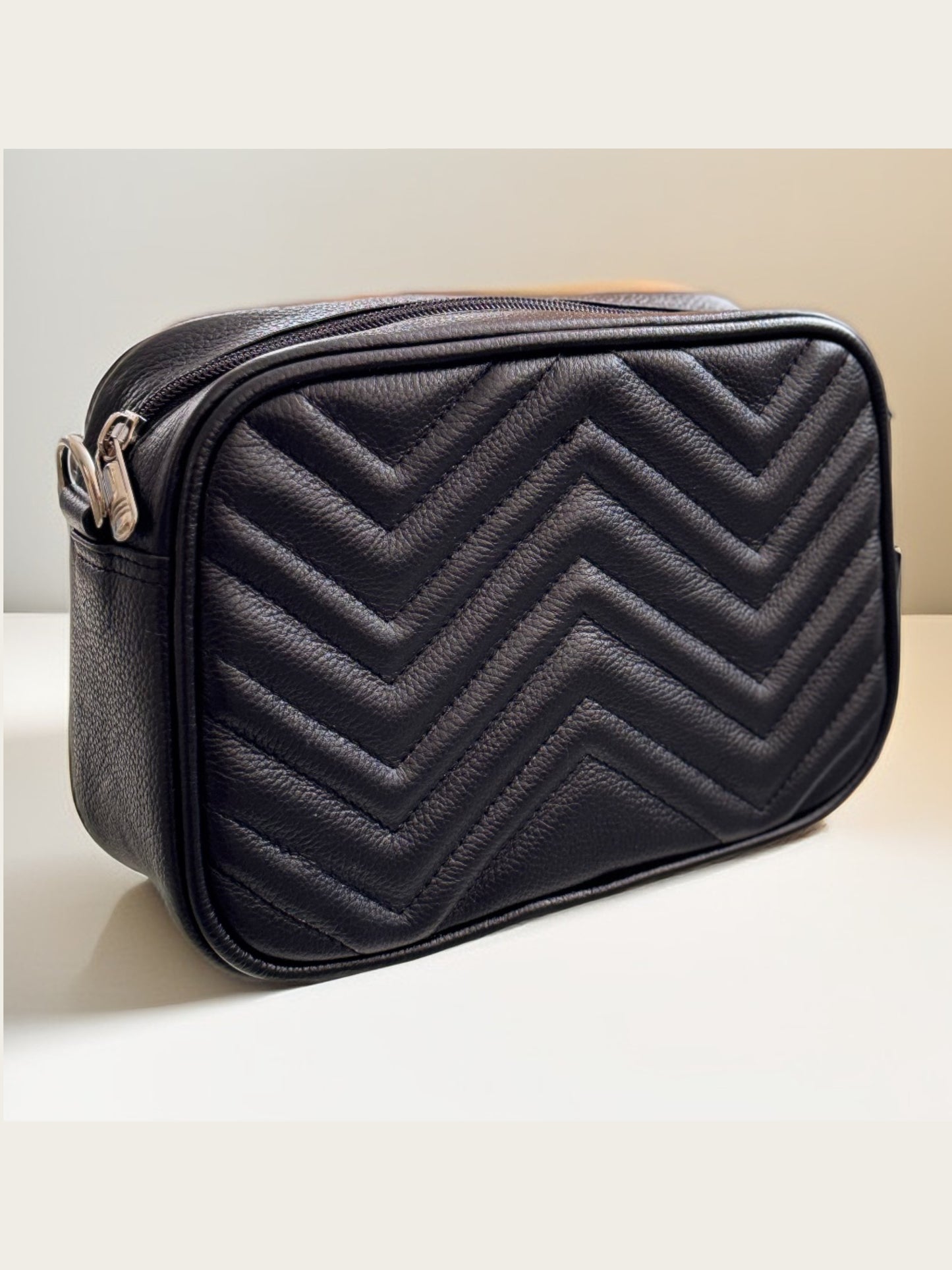 Bolso Mediano Moncalieri en Cuero Negro+ Billetera Cupcake + Envío Gratis